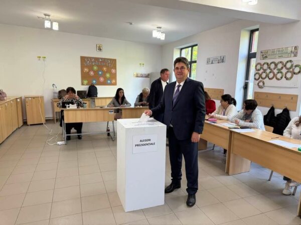 Primarul orașului Răcari, Marius Caravețeanu: Am votat pentru direcția corectă a României – UE, NATO, libertate, respect și dezvoltare Primarul orașului Răcari, Marius Caravețeanu: Am votat pentru direcția corectă a României – UE, NATO, libertate, respect și dezvoltare