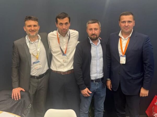 Proiectul Padina–Peștera, promovat la Interalpin 2025: Dâmbovița încearcă să atragă investitori internaționali pentru dezvoltarea turismului montan Președintele Consiliului Județean Dâmbovița, Corneliu Ștefan, a participat ieri la Interalpin 2025, cel mai mare târg de tehnologie alpină din lume, care se desfășoară bienal la Innsbruck, Austria. Cu o participație de peste 460 de expozanți din întreaga lume, evenimentul a fost o oportunitate importantă pentru promovarea proiectului Padina–Peștera, un obiectiv strategic pentru dezvoltarea turismului montan din județul Dâmbovița.