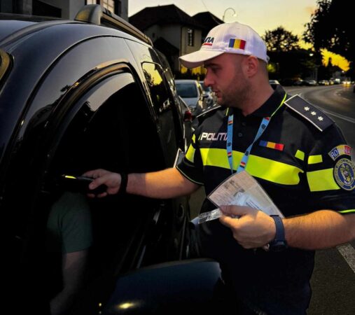 RAZIE RUTIERĂ ÎN DÂMBOVIȚA: Polițiștii au reținut 22 de permise în doar trei ore Polițiștii rutieri din cadrul Inspectoratului de Poliție Județean Dâmbovița au acționat pentru reducerea gradului de victimizare prin accidente rutiere pe principalele drumuri naționale și combaterea vitezei excesive de deplasare.