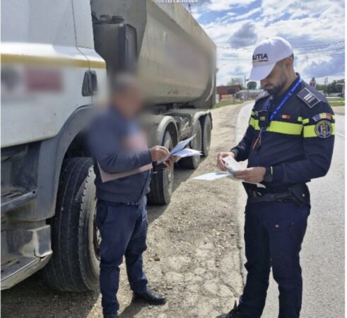 Siguranța pe șosele, prioritate în Dâmbovița: 350 de sancțiuni în acțiunea TRUCK & BUS Siguranța pe șosele, prioritate în Dâmbovița: 350 de sancțiuni în acțiunea TRUCK & BUS