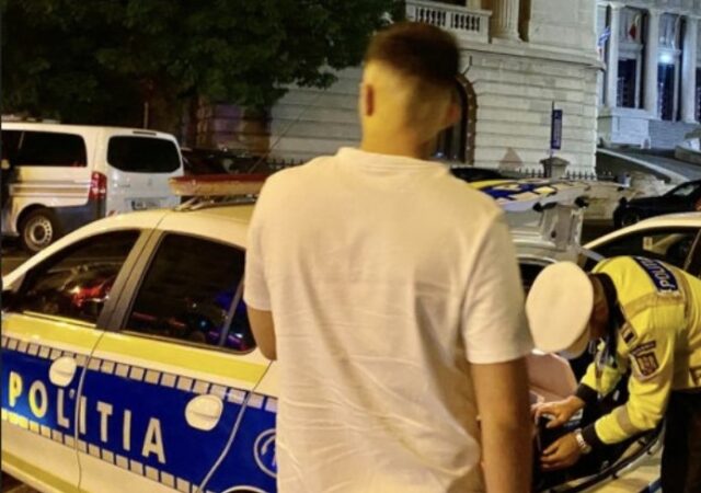  Polițiștii Serviciului Rutier din Târgoviște au depistat un tânăr de 20 de ani din comuna Răzvad, care circula cu autoturismul, deși avea dreptul de a conduce suspendat.