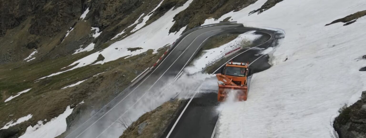 Transfăgărășanul se redeschide în două săptămâni, mai devreme ca niciodată Unul dintre cele mai spectaculoase drumuri montane din lume, Transfăgărășanul, ar putea fi redeschis circulației rutiere în următoarele două săptămâni, cu aproape o lună și jumătate mai devreme decât data obișnuită – 1 iulie. Stratul de zăpadă mai subțire față de anii trecuți a permis echipelor de intervenție să avanseze rapid lucrările de deszăpezire, curățare și montare a elementelor de siguranță rutieră.