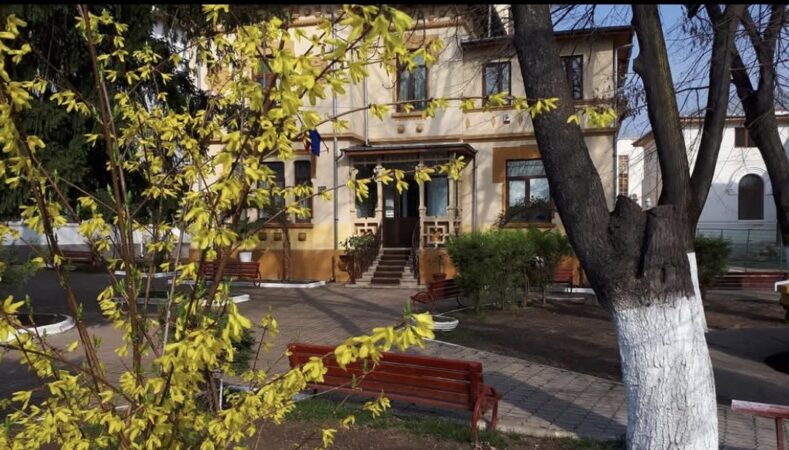 Muzeul de Artă Târgoviște vă invită să participați la vernisajul expoziției „Atestat 2025”, care va avea loc pe 7 mai, de la ora 16:00. Evenimentul promite să aducă în fața publicului lucrări impresionante ale tinerelor talente din lumea artei contemporane.