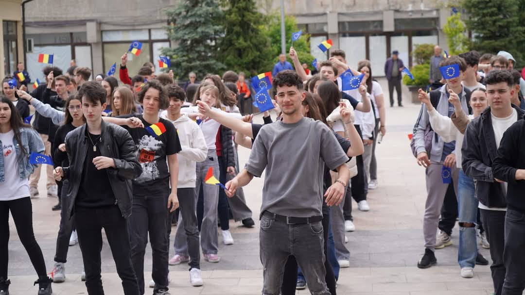 Ziua Europei, sărbătorită cu un flash mob plin de energie în Piața Tricolorului din Târgoviște