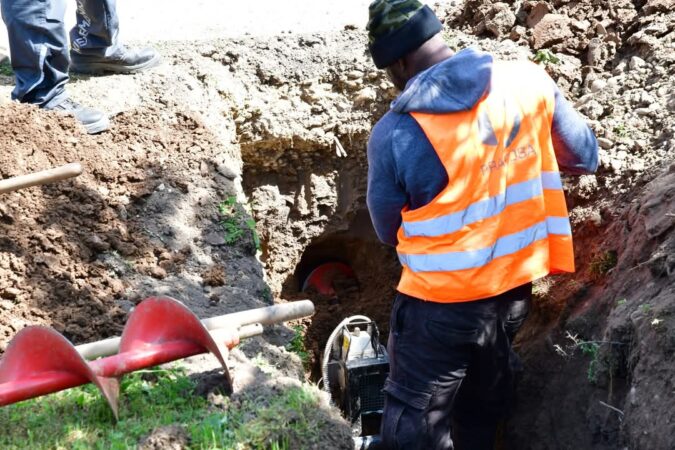 Lucrările la rețeaua de canalizare avansează în cartierul Bălănești din Răcari: Se intervine pe strada Mihai Viteazu Lucrările la rețeaua de canalizare avansează în cartierul Bălănești din Răcari: Se intervine pe strada Mihai Viteazu