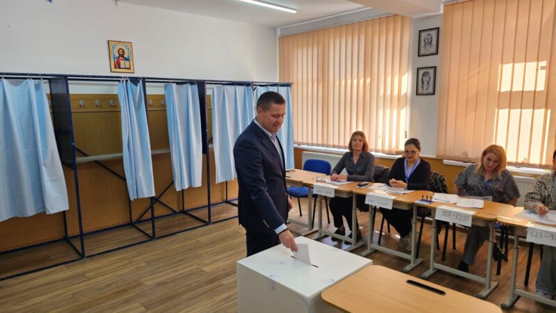 Președintele CJ Dâmbovița, Corneliu Ștefan: Votul meu este pentru Dâmbovița în continuă dezvoltare și stabilitate Președintele Consiliului Județean Dâmbovița, Corneliu Ștefan, și-a exercitat dreptul de vot, subliniind angajamentul său pentru dezvoltarea județului și continuarea proiectelor esențiale pentru progresul localităților din Dâmbovița.