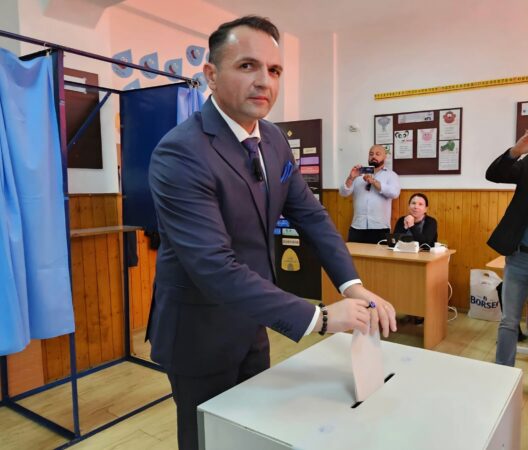 Primarul municipiului Târgoviște, Daniel Cristian Stan, și-a eexercitat ieri, dreptul de vot și a vorbit despre viziunea sa pentru viitorul orașului, dar și al României. Cu un angajament ferm pentru dezvoltare, primarul a subliniat importanța continuării investițiilor și a menținerii Târgoviștei în topul național în accesarea fondurilor europene.