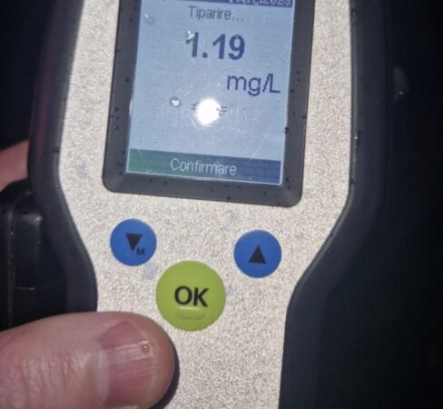 Șofer „mort de beat” a lovit o mașină parcată regulamentar Polițiștii din cadrul Poliției Municipiului Moreni au fost sesizați de un bărbat de 36 de ani, care a anunțat că autoturismul său a fost avariat de un alt vehicul.