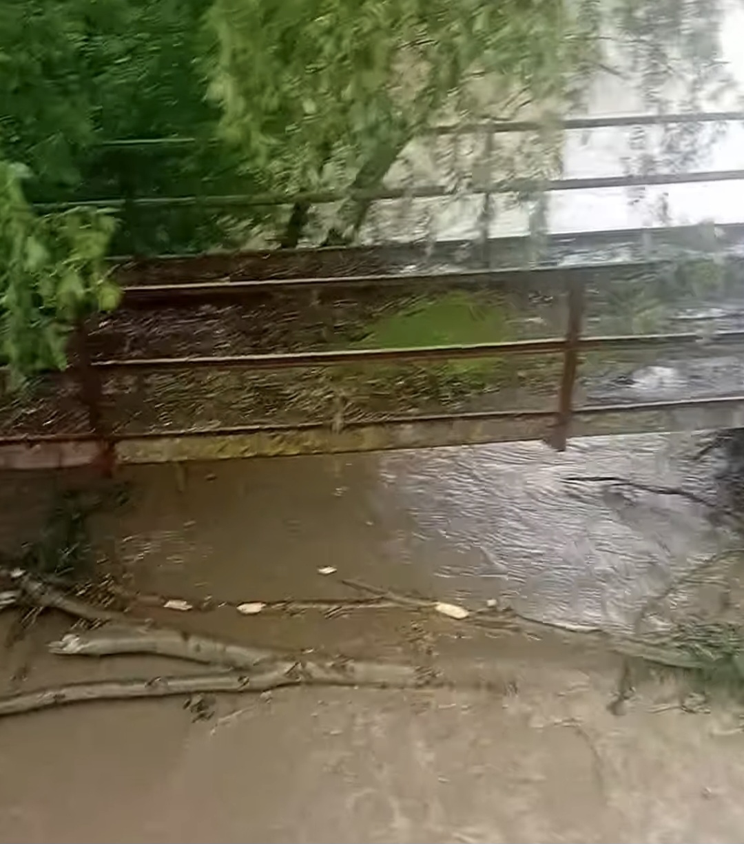 Autoritățile din Dâmbovița, în alertă maximă: COD PORTOCALIU de inundații