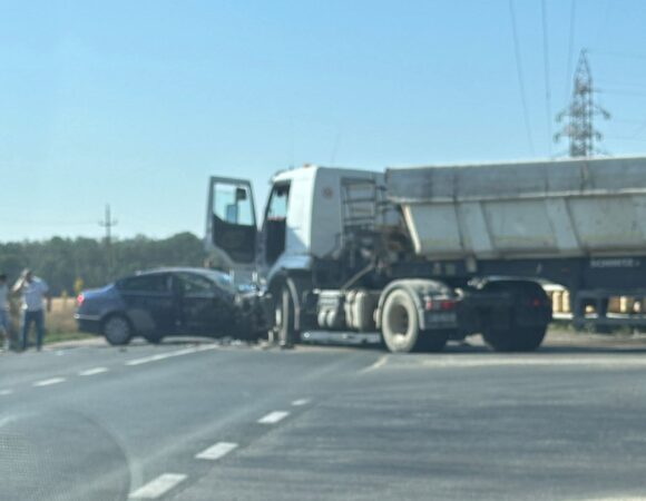 Accident grav pe DN 71, la Moara Nouă: Coliziunea între un TIR și un autoturism