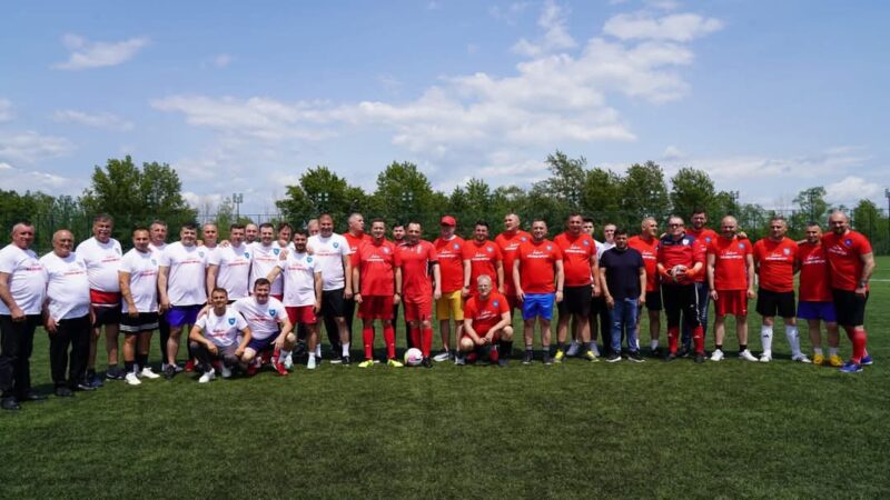 Administrația, în echipă și pe teren: Consiliul Județean Dâmbovița și echipa primarilor din județ s-au întâlnit într-un meci demonstrativ Administrația, în echipă și pe teren: Consiliul Județean Dâmbovița și echipa primarilor din județ s-au întâlnit într-un meci demonstrativ