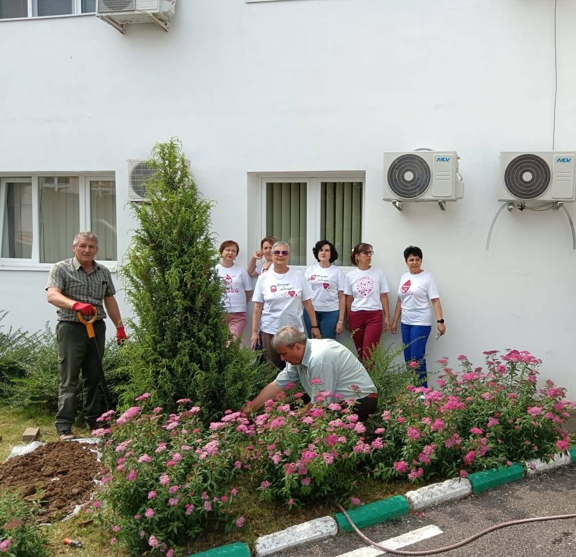 "Arborele Vieții", plantat de Direcția Silvică Dâmbovița la Centrul Județean de Transfuzie Dâmbovița
