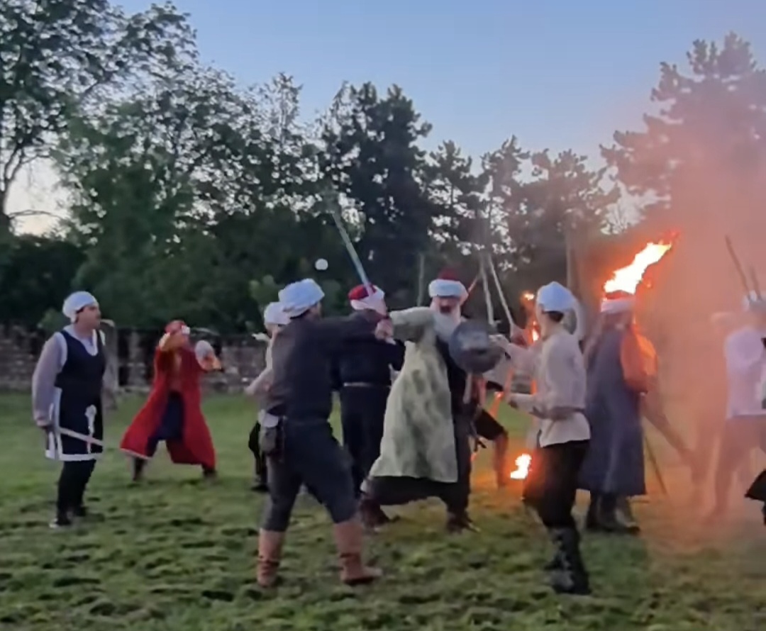 „Atacul de Noapte” a captivat publicul la Curtea Domnească: O seară de legendă și spectacol istoric