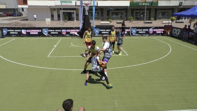 Campionatul Județean de Baschet 3×3 „Iubim Dâmbovița” a debutat în centrul municipiului Târgoviște Campionatul Județean de Baschet 3x3 „Iubim Dâmbovița” a debutat în centrul municipiului Târgoviște