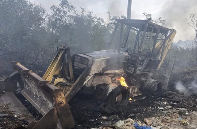 Buldoexcavator mistuit de flăcări în Vișina Buldoexcavator mistuit de flăcări în Vișina