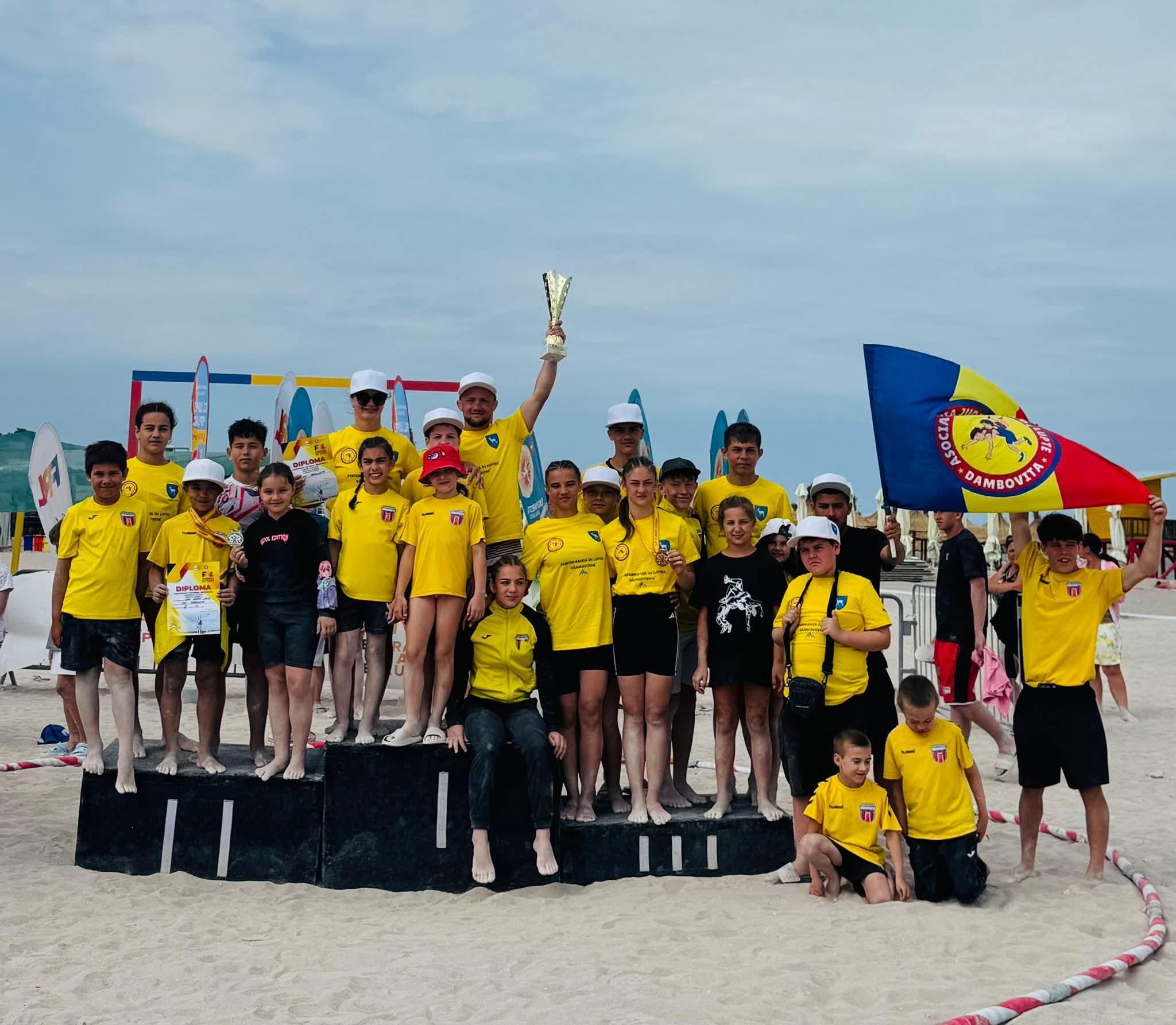 CSȘ Târgoviște a făcut spectacol pe nisip: 11 medalii și titlul de campioni naționali la lupte pe plajă!