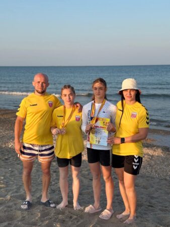 CSȘ Târgoviște, pe val la Naționalele de Lupte pe Plajă U15: Aur și bronz în prima zi de competiție CSȘ Târgoviște, pe val la Naționalele de Lupte pe Plajă U15: Aur și bronz în prima zi de competiție