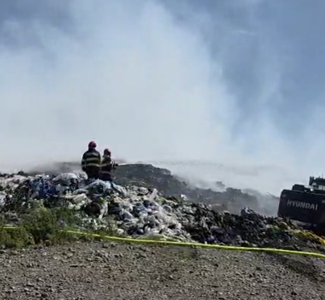 Criza gunoiului în Dâmbovița: Colectarea blocată, groapa de la Aninoasa arde, gunoiul se adună