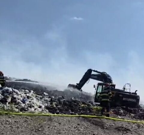 Criza gunoiului în Dâmbovița: Colectarea blocată, groapa de la Aninoasa arde, gunoiul se adună Criza gunoiului în Dâmbovița: Colectarea blocată, groapa de la Aninoasa arde, gunoiul se adună