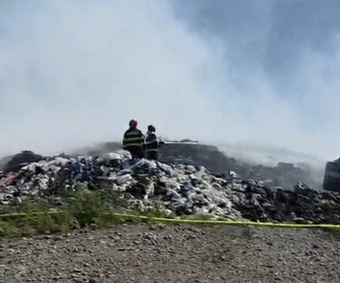 Criza gunoiului în Dâmbovița: Colectarea blocată, groapa de la Aninoasa arde, gunoiul se adună