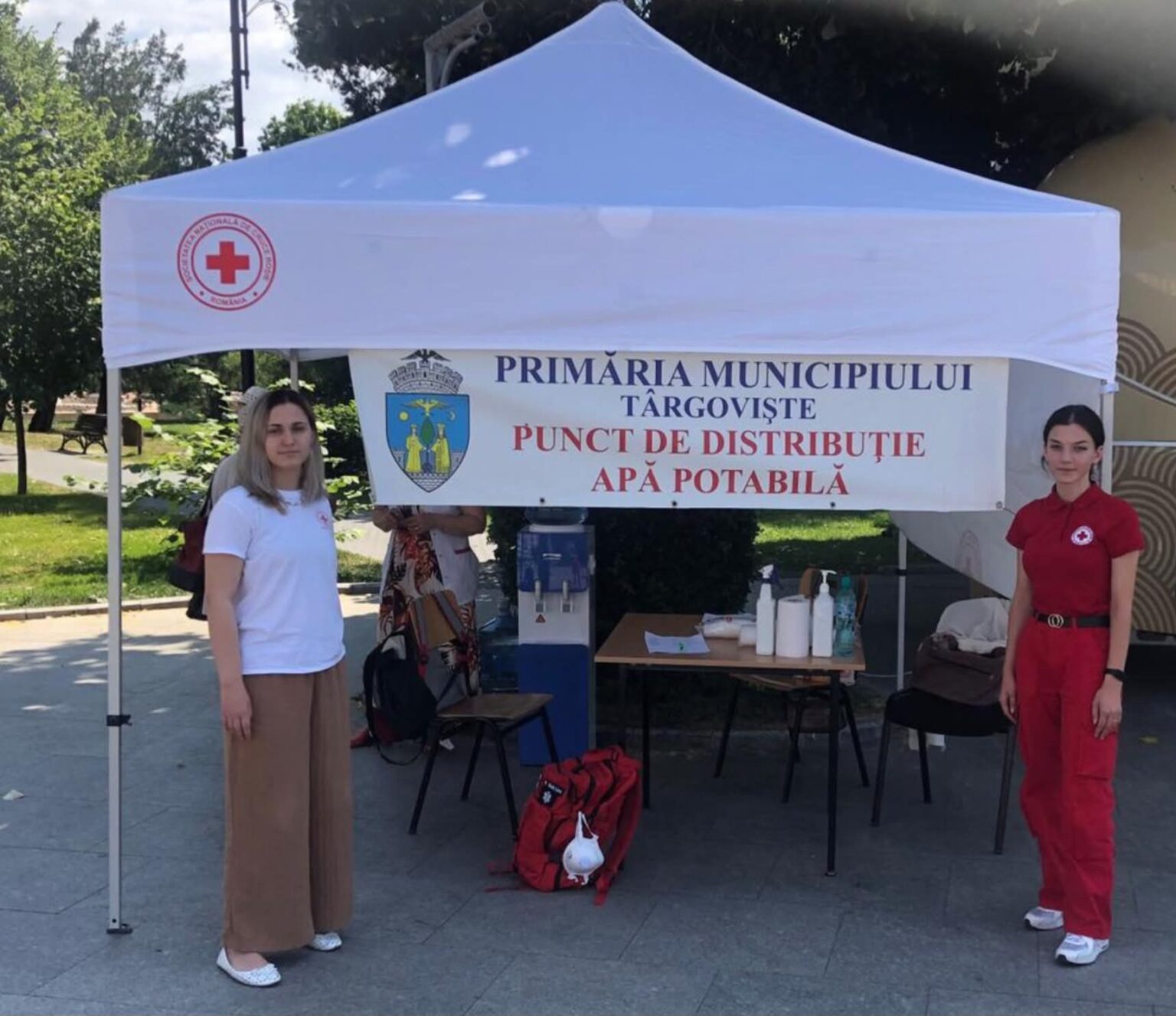 Crucea Roșie Dâmbovița, alături de comunitate în lupta cu canicula Crucea Roșie Dâmbovița, alături de comunitate în lupta cu canicula