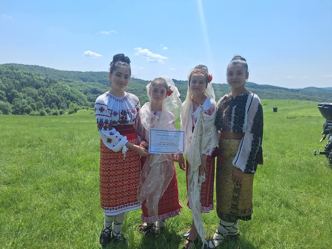 De Rusalii, sărbătoare pe Dealul Prieteniei la Malu cu Flori