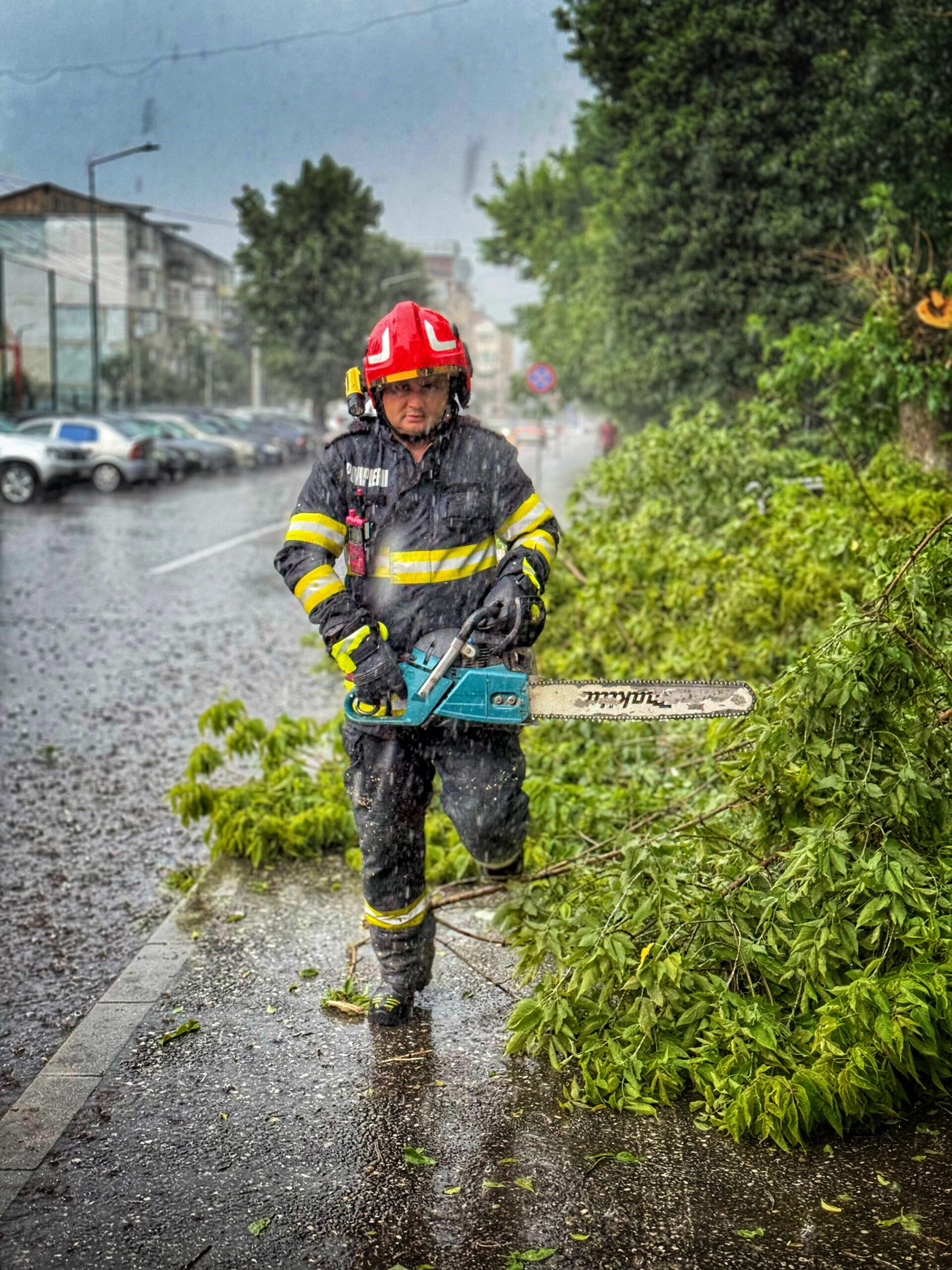 FURIA NATURII: Pompierii dâmbovițeni în acțiune pentru siguranța comunității în urma CODURILOR PORTOCALIU și ROȘU p