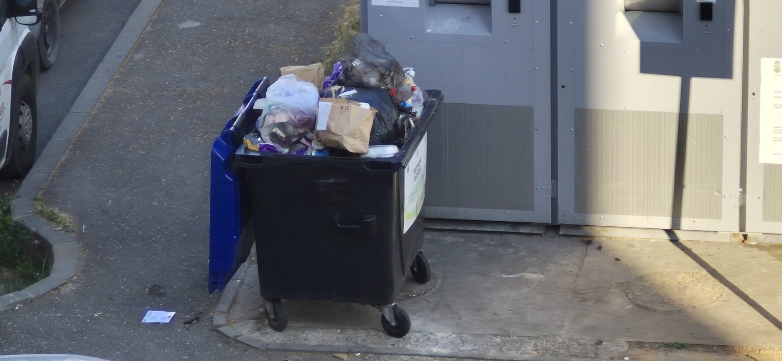 Gunoiul nu se ridică, dar taxa merge înainte: Bătaie de joc pe banii cetățenilor și firmelor din Dâmbovița Gunoiul nu se ridică, dar taxa merge înainte: Bătaie de joc pe banii cetățenilor și firmelor din Dâmbovița