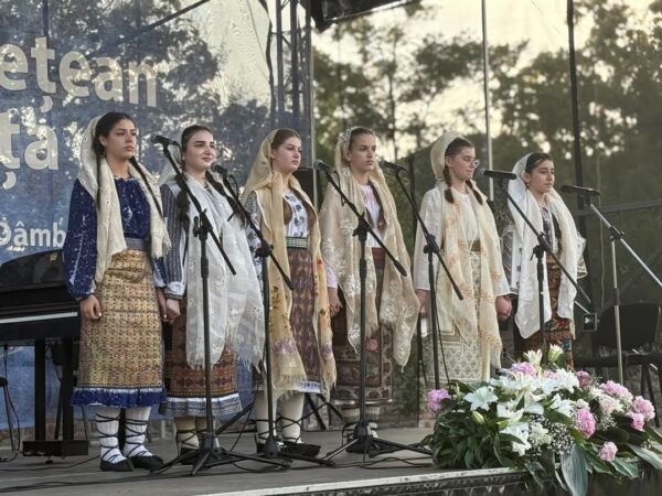 Gala elevilor Școlii Populare de Arte „Octav Enigărescu”, moment deosebit la Zilele Județului Dâmbovița Gala elevilor Școlii Populare de Arte „Octav Enigărescu”, moment deosebit la Zilele Județului Dâmbovița