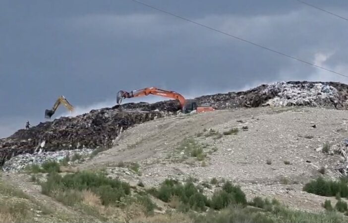 Incendiu fără sfârșit la groapa de gunoi din Aninoasa, pompierii nu cedează iar intervenția este extrem de dificilă Incendiu fără sfârșit la groapa de gunoi din Aninoasa, pompierii nu cedează iar intervenția este extrem de dificilă