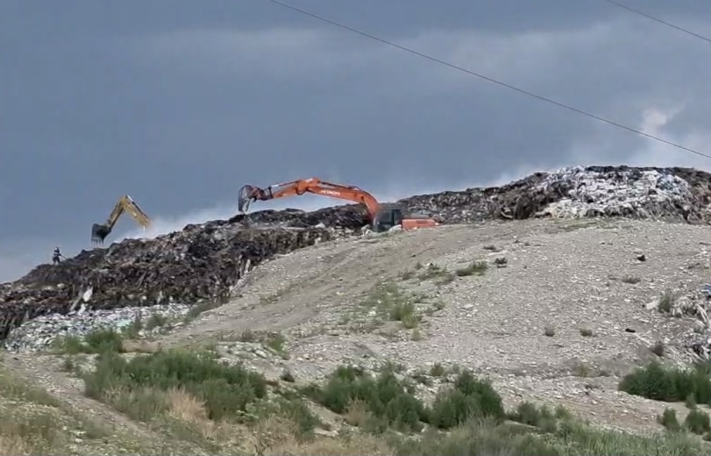 Incendiu fără sfârșit la groapa de gunoi din Aninoasa, pompierii nu cedează iar intervenția este extrem de dificilă