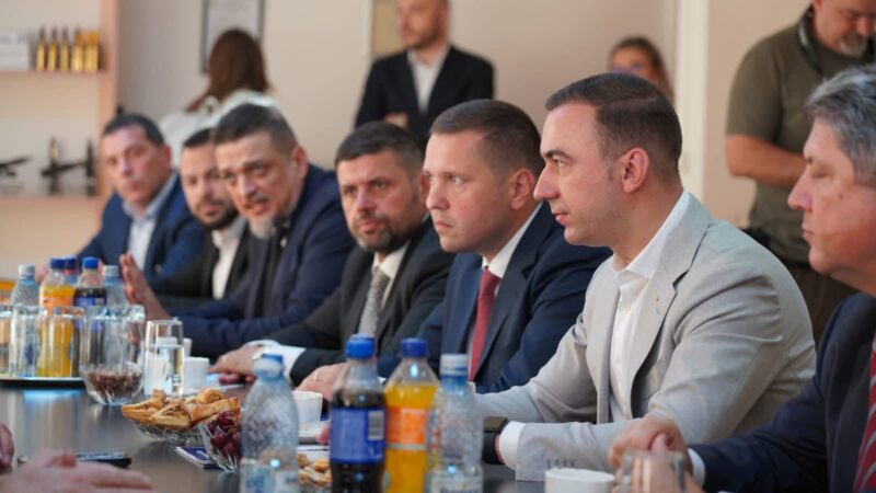 Industria de apărare din Dâmbovița, în centrul atenției Guvernului României: Investiții și parteneriate consolidate