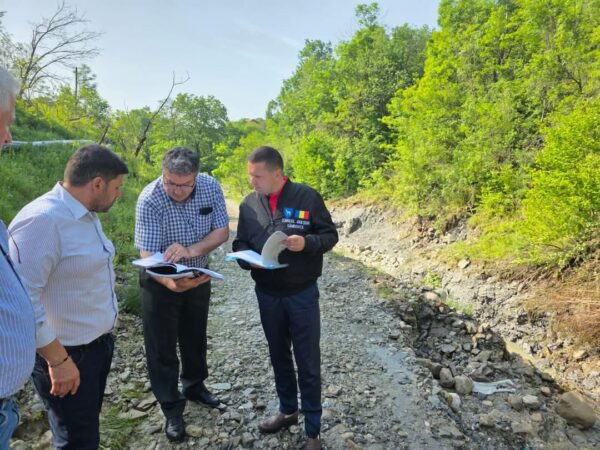 Intervenție rapidă la Pietroșița după viiturile provocate de ploile torențiale: Intervenție rapidă la Pietroșița după viiturile provocate de ploile torențiale: