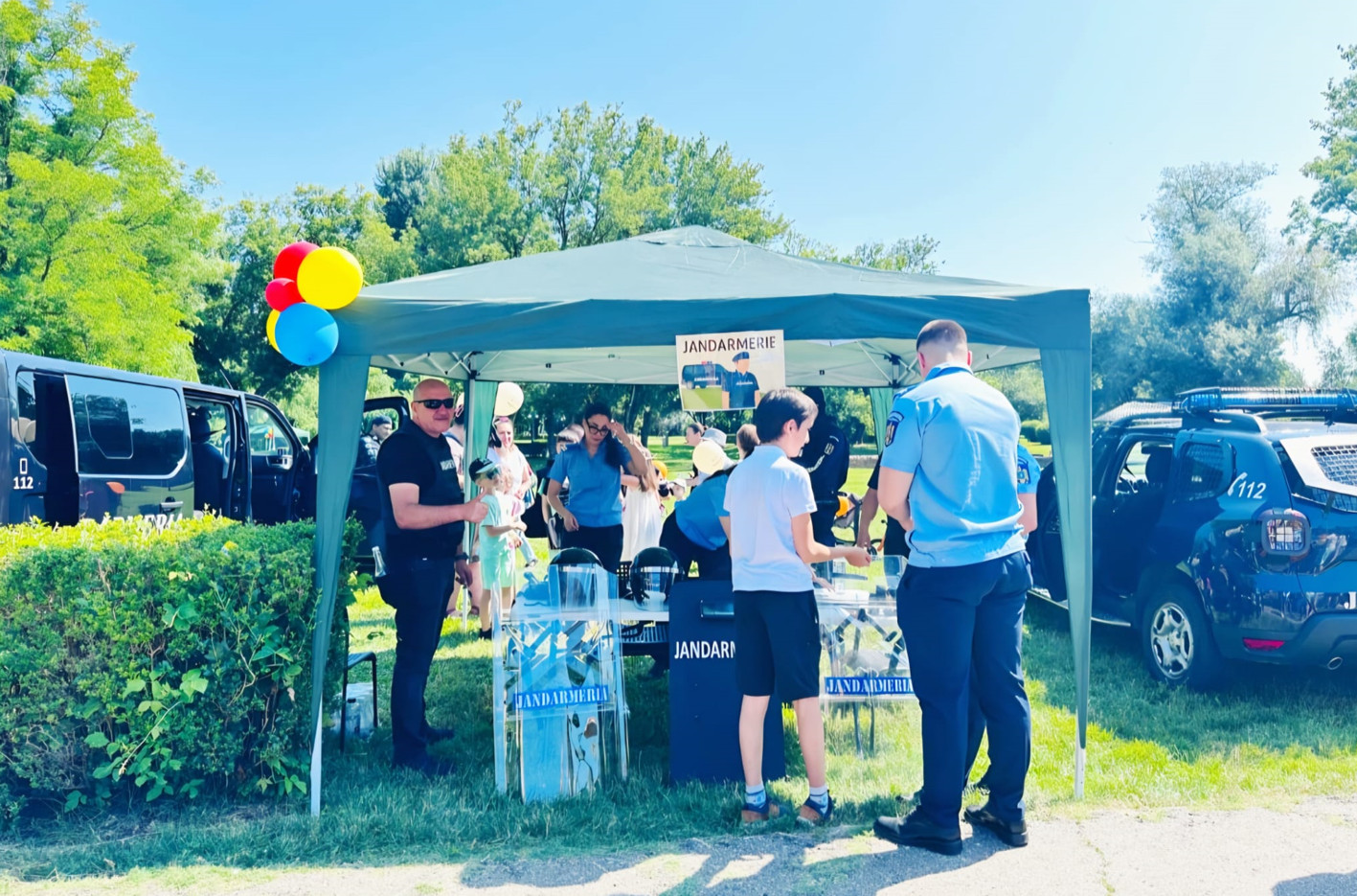 Jandarmeria Dâmbovița a adus zâmbete în „Orășelul Copiilor” din Parcul Chindia