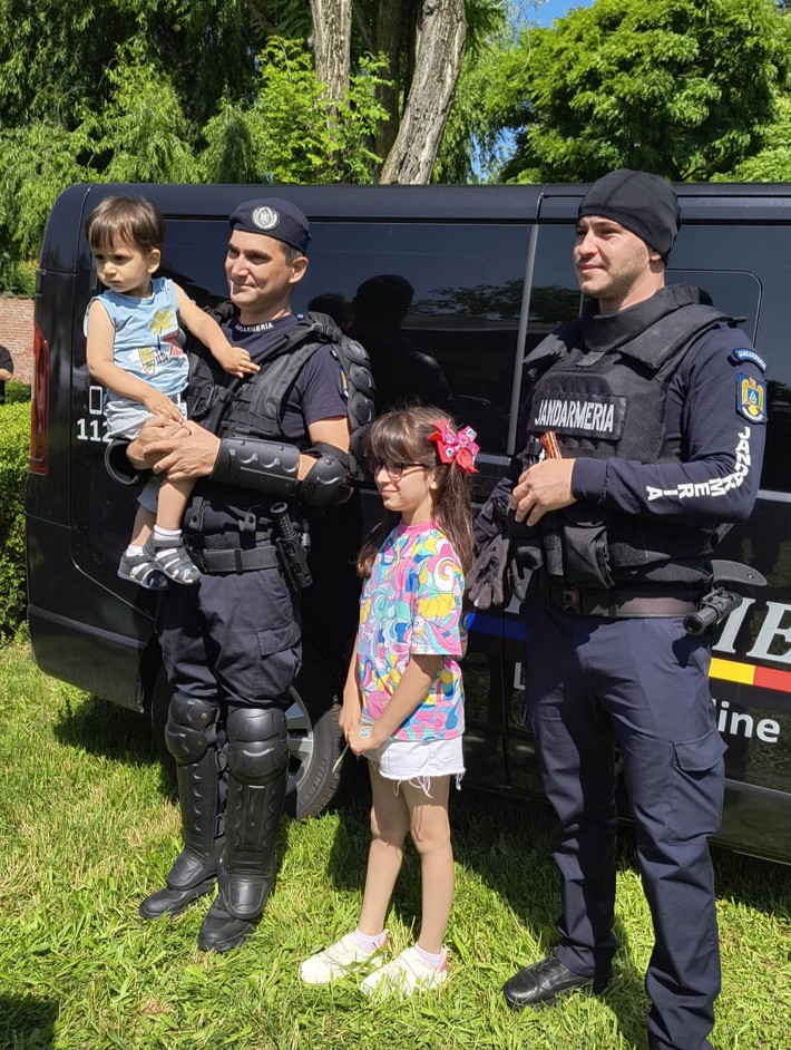 Jandarmeria Dâmbovița a adus zâmbete în „Orășelul Copiilor” din Parcul Chindia