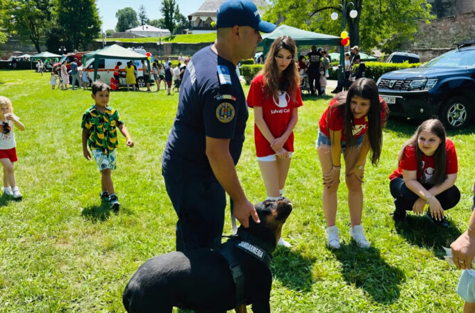 Jandarmeria Dâmbovița a adus zâmbete în „Orășelul Copiilor” din Parcul Chindia Jandarmeria Dâmbovița a adus zâmbete în „Orășelul Copiilor” din Parcul Chindia