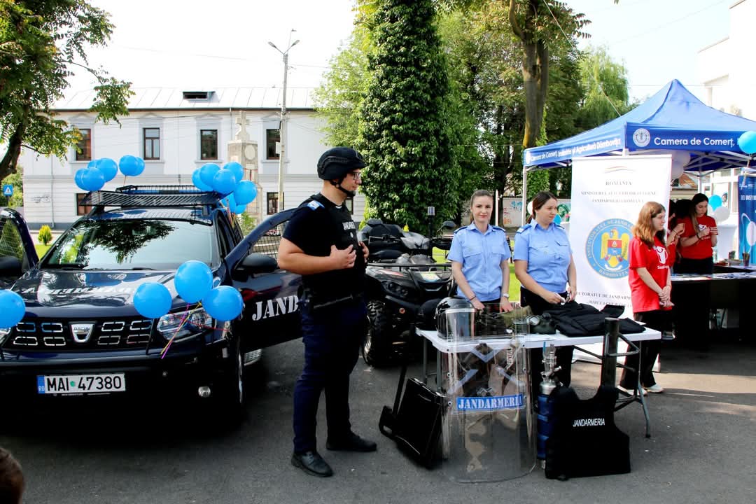 Jandarmii, polițiștii și voluntarii „Salvați Copiii” împreună pentru o zi specială dedicată copiilor
