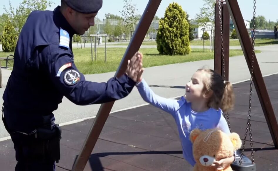 Jandarmii dâmbovițeni, mereu aproape de comunitate: Să nu uităm să ne veghem și copiii