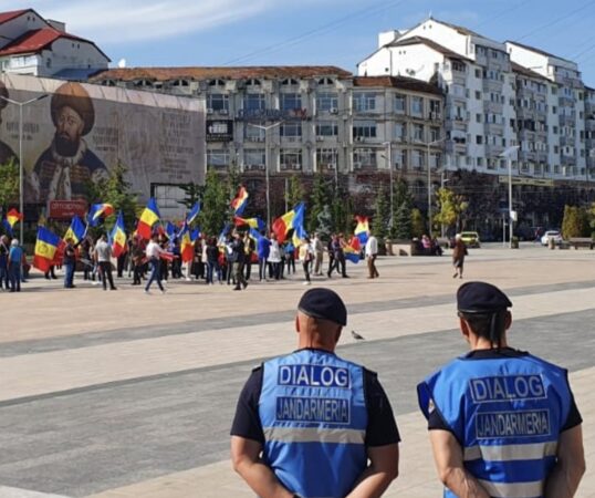 Jandarmii dâmbovițeni au asigurat ordinea publică la protestul din Piața Tricolorului, Târgoviște Jandarmii dâmbovițeni au asigurat ordinea publică la protestul din Piața Tricolorului, Târgoviște