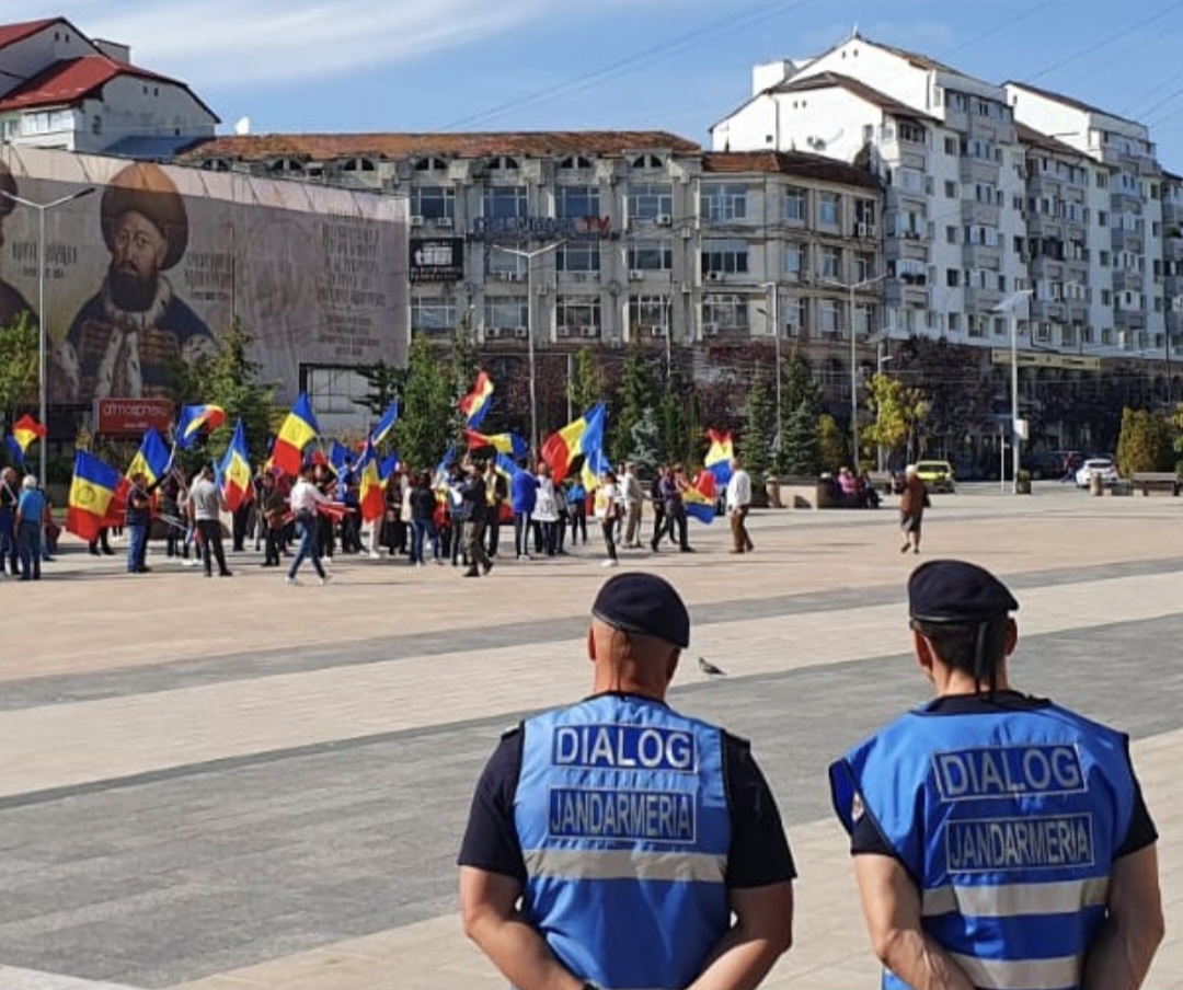 Jandarmii dâmbovițeni au asigurat ordinea publică la protestul din Piața Tricolorului, Târgoviște