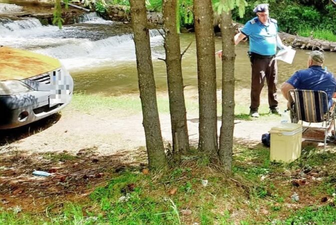 Jandarmii montani din Dâmbovița, apel către turiști: Fiți vigilenți, urșii sunt tot mai prezenți pe trasee Jandarmii montani din Dâmbovița, apel către turiști: Fiți vigilenți, urșii sunt tot mai prezenți pe trasee