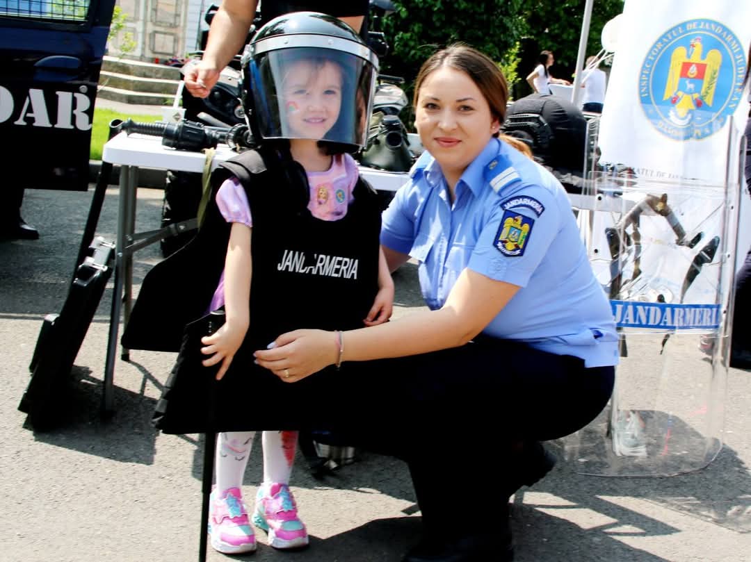 Jandarmii, polițiștii și voluntarii „Salvați Copiii” împreună pentru o zi specială dedicată copiilor