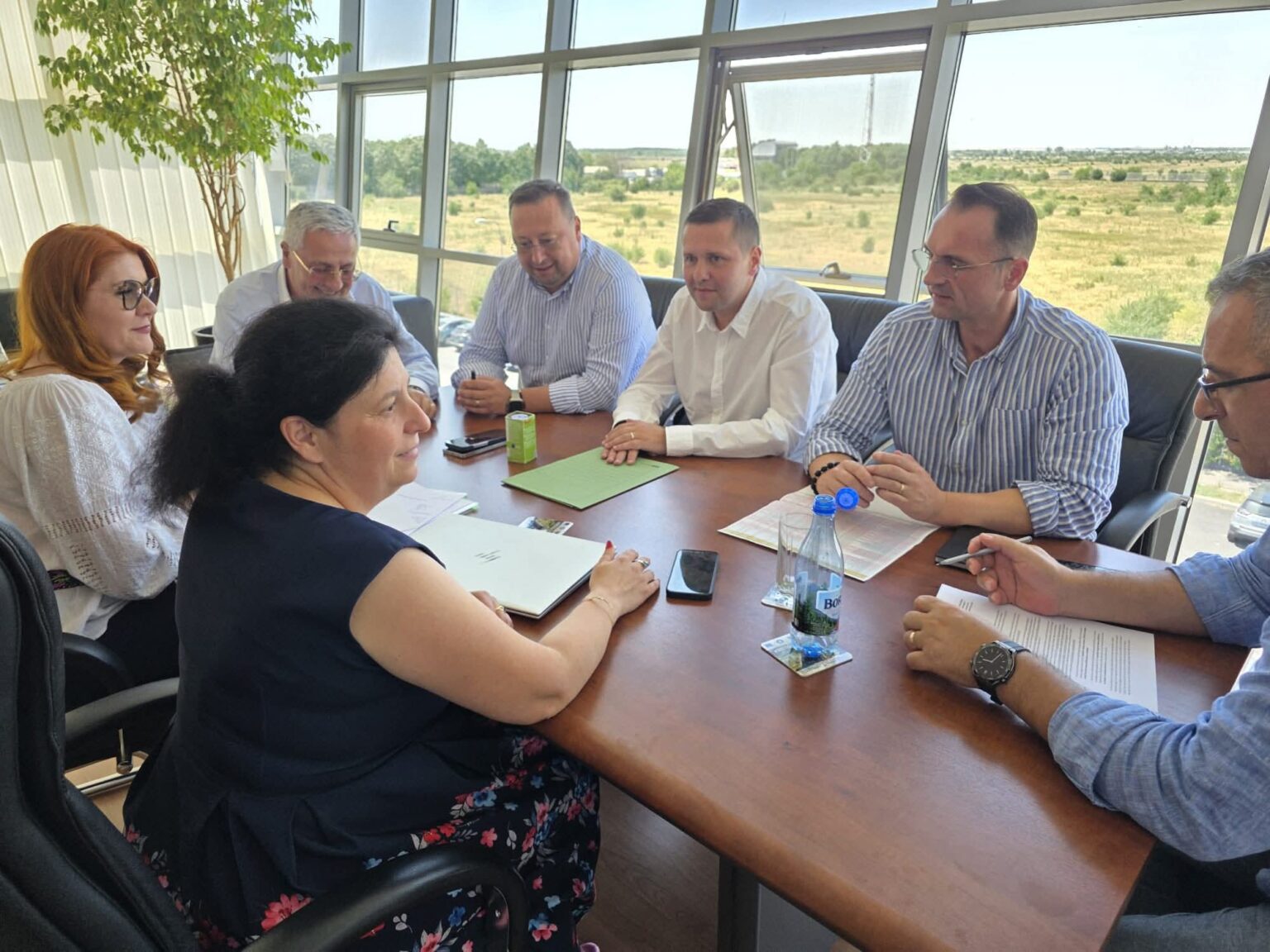 Județul Dâmbovița, lider regional în atragerea fondurilor europene: Peste 150 de proiecte, în valoare de 2,4 miliarde de lei Județul Dâmbovița, lider regional în atragerea fondurilor europene: Peste 150 de proiecte, în valoare de 2,4 miliarde de lei Județul Dâmbovița continuă să conducă în regiunea Sud Muntenia la capitolul atragere de fonduri europene, cu un portofoliu impresionant de peste 150 de proiecte în valoare totală de peste 2,4 miliarde de lei. Ieri, la sediul ADR Sud Muntenia, președintele Consiliului Județean Dâmbovița, Corneliu Ștefan, a participat la o întâlnire de lucru alături de directorul general al Agenției, Liviu Gabriel Mușat, primarul municipiului Târgoviște, Cristian Daniel Stan, și primarul orașului Pucioasa, Constantin Emilian Ana. În cadrul discuțiilor s-a analizat stadiul actual al proiectelor în implementare și au fost explorate noile linii de finanțare disponibile pentru perioada următoare. „Rezultatele pe care le avem nu doar că ne bucură, ci ne și confirmă că suntem pe drumul cel bun. Vom continua să lucrăm în echipă pentru a aduce investițiile necesare în toate comunitățile din județ”, a declarat Corneliu Ștefan, președintele CJD. Reprezentanții administrației județene au transmis mulțumiri conducerii ADR Sud Muntenia pentru sprijinul constant oferit în implementarea proiectelor din județ. Fondurile europene rămân motorul dezvoltării durabile pentru fiecare localitate dâmbovițeană, iar colaborarea eficientă între administrația județeană, autoritățile locale și instituțiile regionale este cheia succesului.