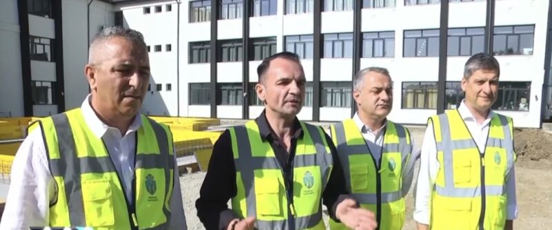 La baza sportivă de la Școala „Radu cel Mare” din Târgoviște se lucrează în ritm accelerat La baza sportivă de la Școala „Radu cel Mare” din Târgoviște se lucrează în ritm accelerat