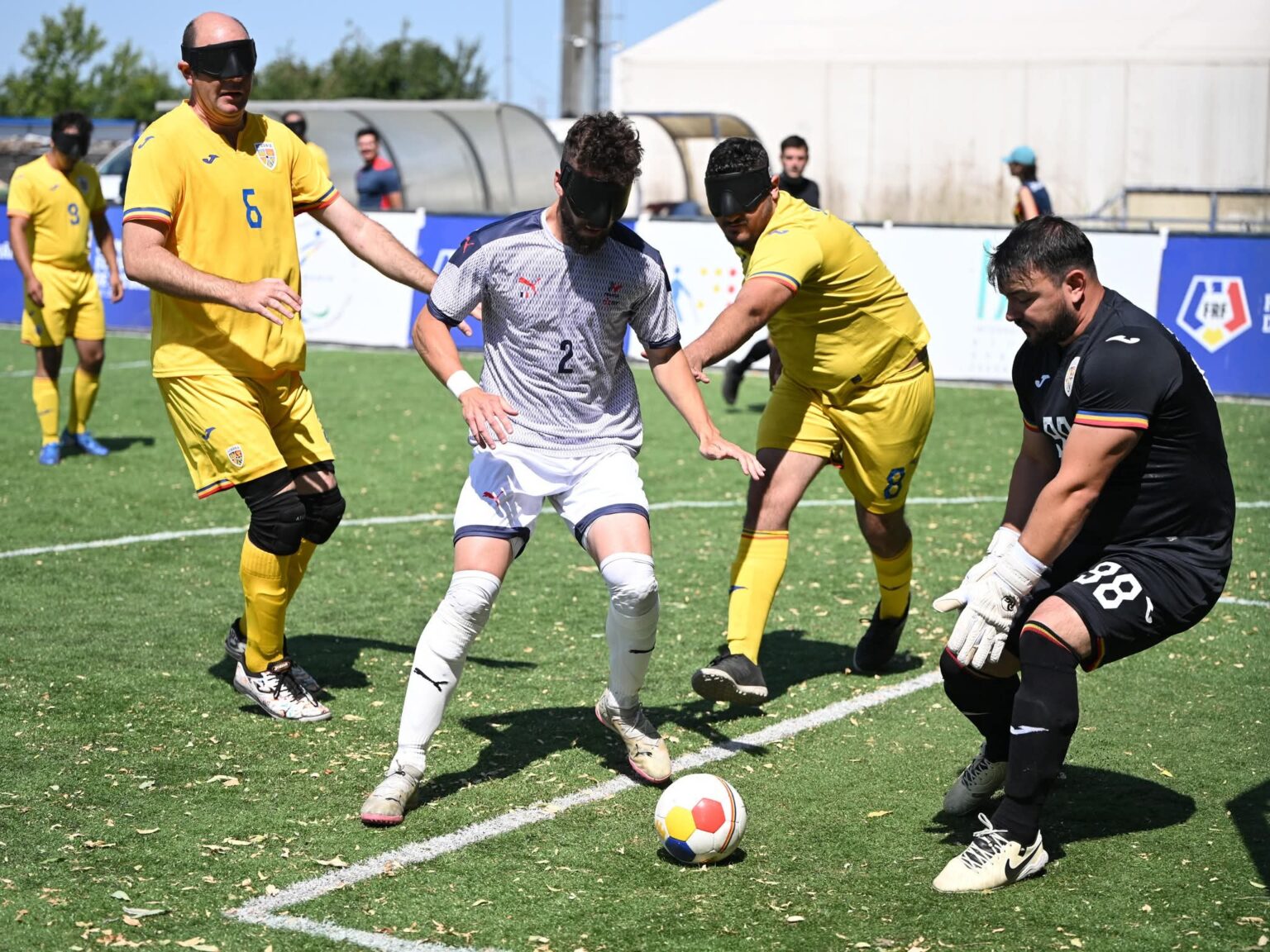 Lecție de curaj și performanță: Naționala de fotbal a nevăzătorilor, în stagiu de pregătire alături de Franța, campioana europeană Lecție de curaj și performanță: Naționala de fotbal a nevăzătorilor, în stagiu de pregătire alături de Franța, campioana europeană