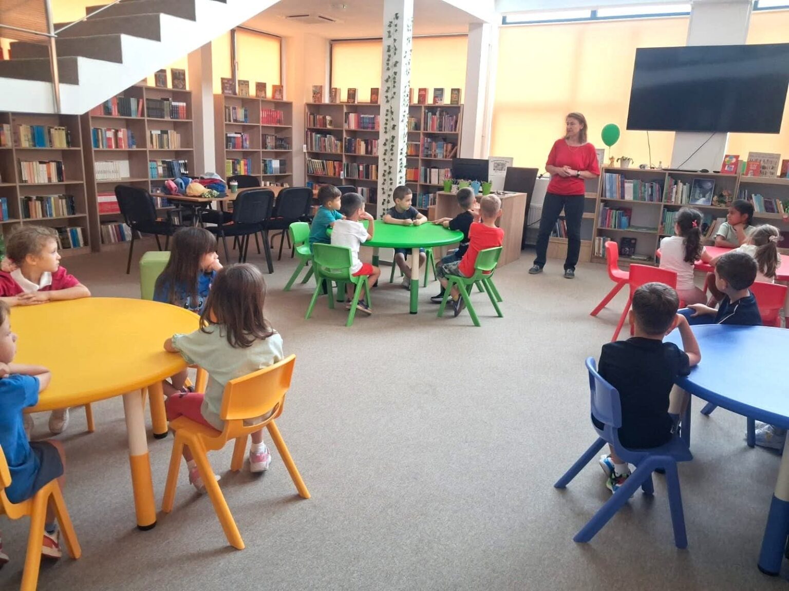 Magia poveștilor a adus zâmbete la Biblioteca Județeană Dâmbovița – Filiala pentru Copii „Ioan Alexandru Brătescu-Voinești” Magia poveștilor a adus zâmbete la Biblioteca Județeană Dâmbovița – Filiala pentru Copii „Ioan Alexandru Brătescu-Voinești”