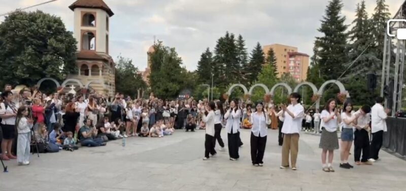 „Noi suntem Coreea” – Spectacol din Seul, magie în Piața Mihai Viteazul din Târgoviște „Noi suntem Coreea” – Spectacol din Seul, magie în Piața Mihai Viteazul din Târgoviște