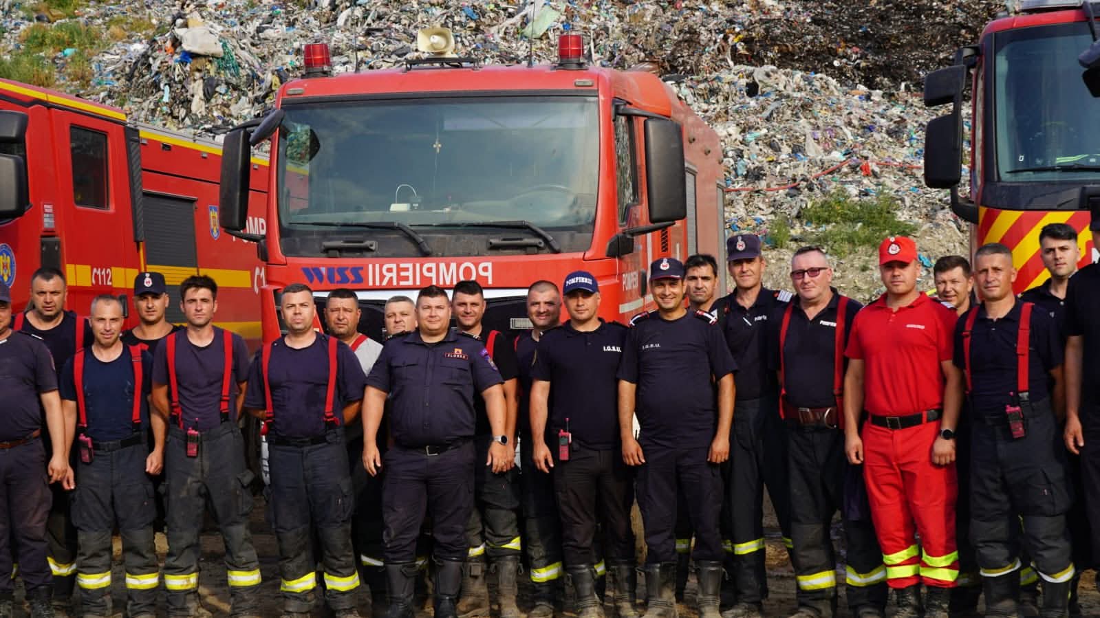 O luptă de patru zile cu focul, câștigată de salvatori: Incendiul de la groapa de gunoi din Aninoasa a fost stins