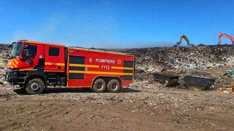 O luptă de patru zile cu focul, câștigată de salvatori: Incendiul de la groapa de gunoi din Aninoasa a fost stins