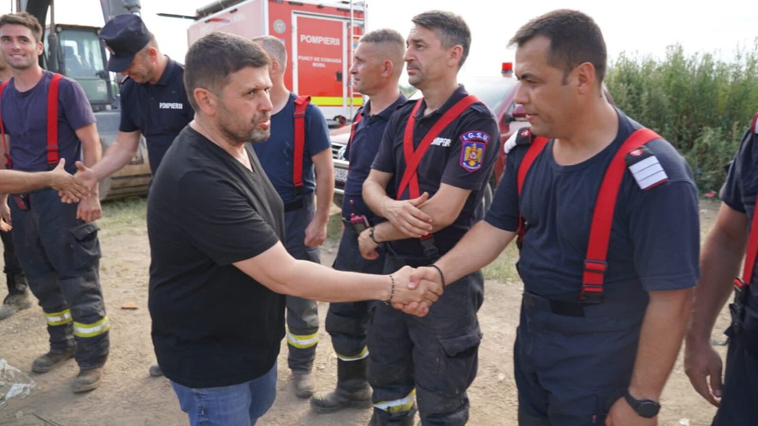O luptă de patru zile cu focul, câștigată de salvatori: Incendiul de la groapa de gunoi din Aninoasa a fost stins